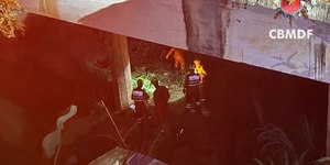 Ônibus perde controle e cai em rio na BR-060