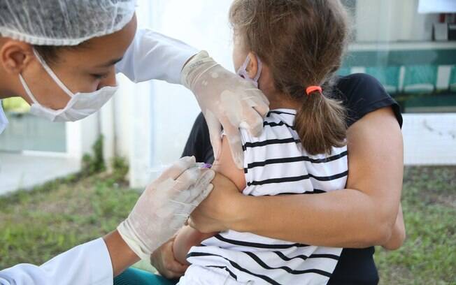 Pessoas com febre devem adiar o dia da aplicação Pessoas com febre devem adiar o dia da aplicação