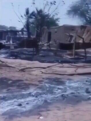 Vilarejo queimado no centro do Mali