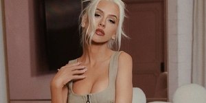 Christina Aguilera atende fãs na porta de hotel em Copacabana