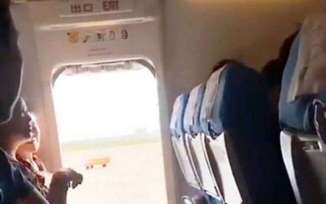 Momento em que porta de emergência do avião chinês estava aberta.
