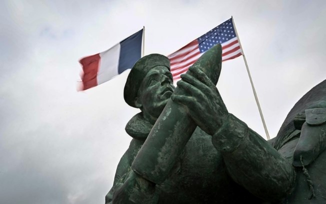Bandeiras da França e dos Estados Unidos em monumento de Utah Beach, em Sainte-Marie-Du-Mont, noroeste da França