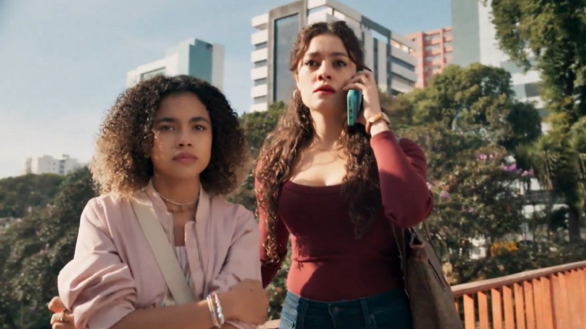 Alana Cabral e Sophie Charlotte como Joélly e Gerluce em 'Três Graças' Alana Cabral e Sophie Charlotte como Joélly e Gerluce em 'Três Graças'