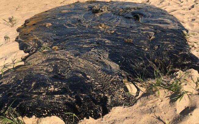 Manchas de óleo chegaram à Baía de Todos-os-Santos e atingem Ilha de Itaparica%2C na praia de Barra do Pote óleo