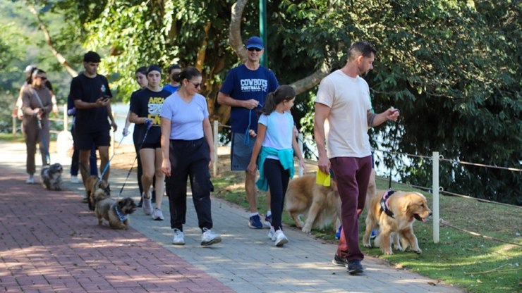 Cãominhada reúne tutores e pets na Represa I de Vinhedo