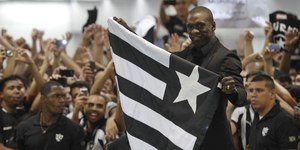 Corinthians anuncia Seedorf, ex-Botafogo, como novo técnico