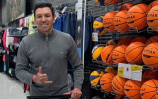 Zagueiro do penta surge fazendo embaixadinhas após acidente; veja