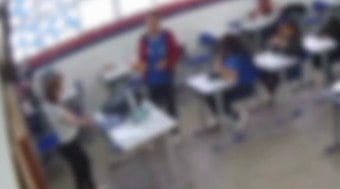 Aluno%20d%C3%A1%20tapa%20na%20cara%20de%20professora%20ap%C3%B3s%20chegar%20atrasado%20na%20aula