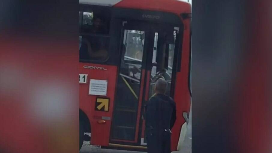 Homem empurrou a mulher diversas vezes dentro do ônibus.