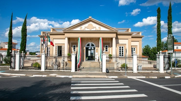 Memorial do Imigrante recebe exposição "Jardim do Elvis"