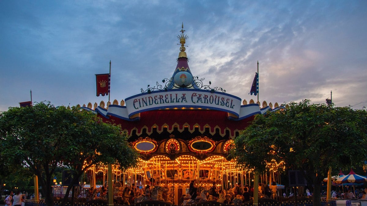 Carrossel da personagem Cinderella na Disneylândia de Hong Kong, na China.