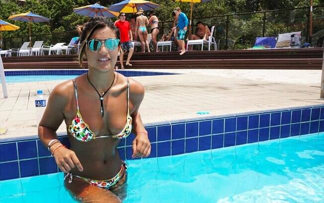 Giulia Costa, filha de Flávia Alessandra, mostra que puxou corpão da mãe em foto de biquíni na piscina em Santa Catarina