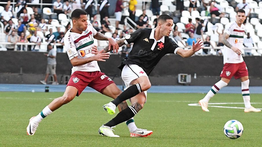 Vasco bate Fluminense por 4 a 2 em clássico eletrizante no Brasileirão