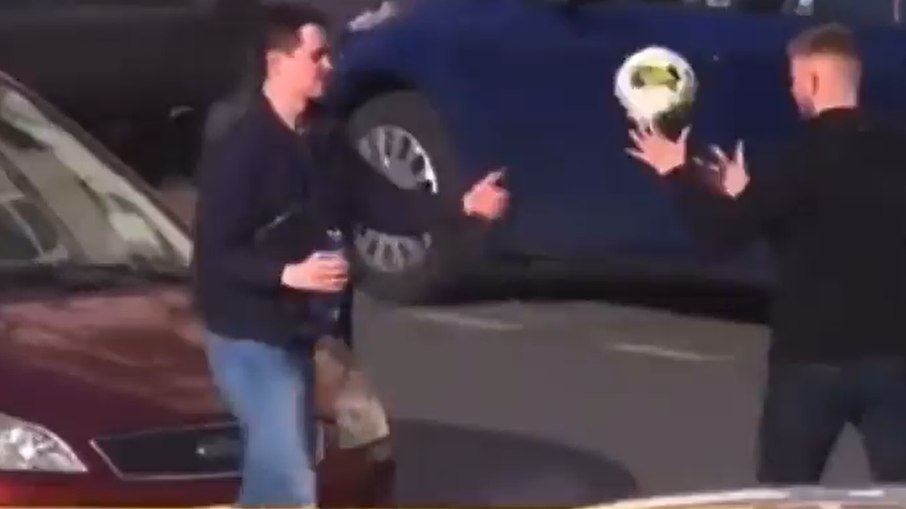 Torcedor se arrepende de roubar bola na República Tcheca