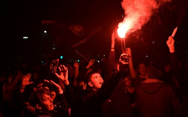 Torcedores da Atalanta comemoram a vitória de seu time após assistirem em um telão a final da Liga Europa vencida contra o Bayer Leverkusen em Bérgamo, na Itália, em 22 de maio de 2024