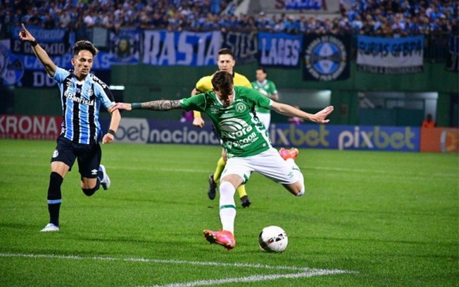 Com um a menos, Grêmio segura empate sem gols com a Chape pela Série B