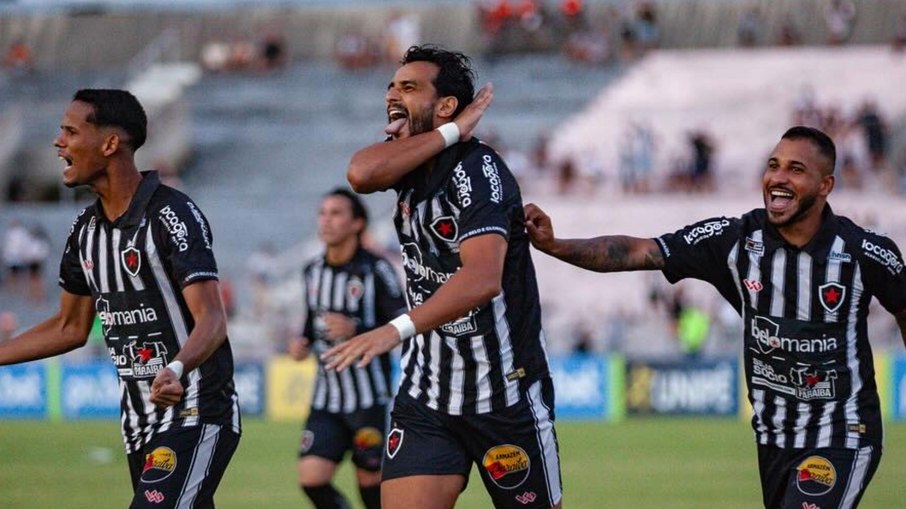 Henrique Dourado leva garrafada e xinga torcida do próprio time Henrique Dourado leva garrafada e xinga torcida do próprio time