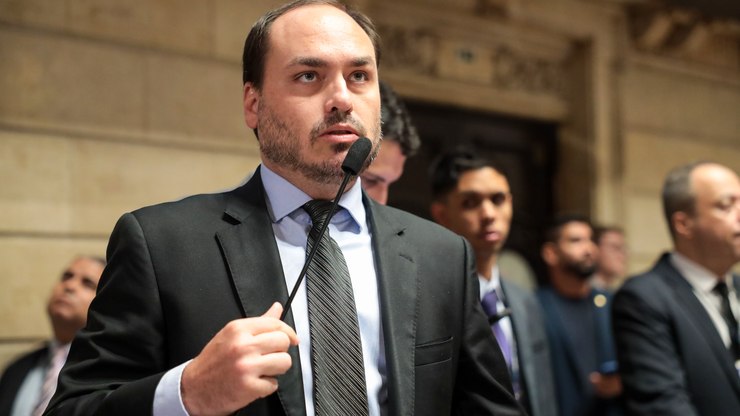 Carlos%20Bolsonaro%20diz%20que%20pai%20tem%20risco%20%22iminente%22%20de%20morte