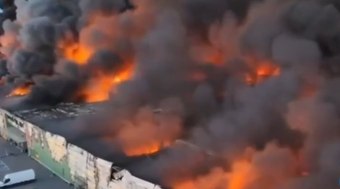 Incêndio destrói maior shopping de Varsóvia; fumaça toma cidade