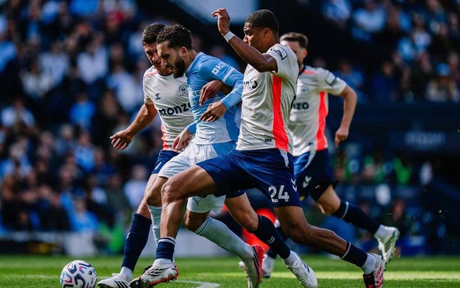 Jogadores comemoram o gol da vitória do Manchester City