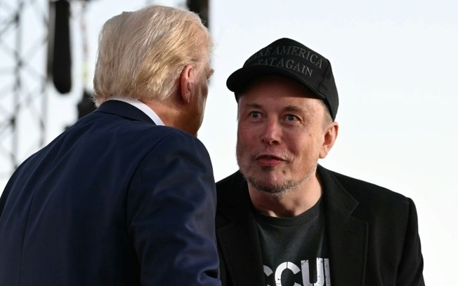 O bilionário Elon Musk apoia o candidato republicano à presidência dos EUA, o ex-presidente Donald Trump, em evento de campanha em Butler, Pensilvânia, em 5 de outubro de 2024