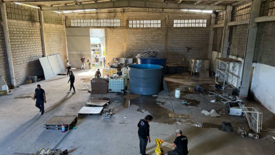 Material estava em um galpão sem condições higiênico-sanitárias, contaminado com fezes de pombos Material estava em um galpão sem condições higiênico-sanitárias, contaminado com fezes de pombos