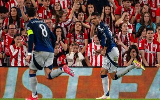 Casemiro ganha elogios da imprensa inglesa após vitória do United