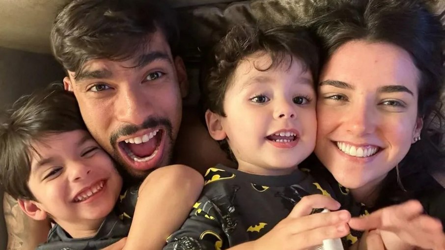 Paquetá ao lado de sua esposa e seus dois filhos