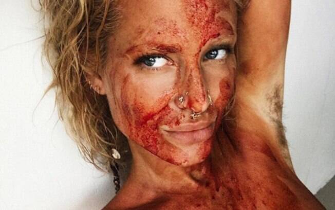 Maxinne Björk publicou uma foto após fazer ritual com sangue menstrual, com o corpo coberto do líquido vermelho