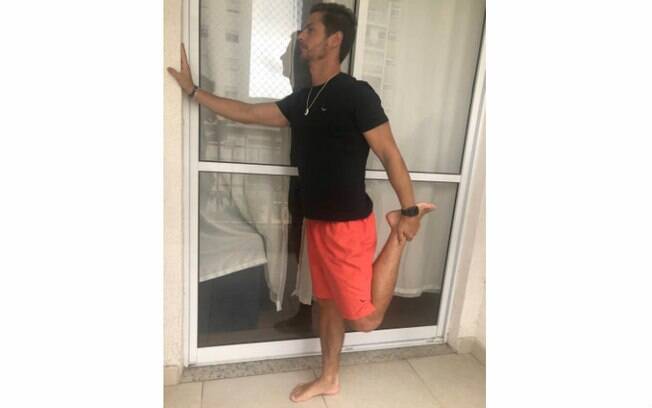 Treino funcional: para fazer o alongamento da perna, deixe uma mão apoiada, isso ajuda a manter o equilíbrio Treino funcional: para fazer o alongamento da perna, deixe uma mão apoiada, isso ajuda a manter o equilíbrio