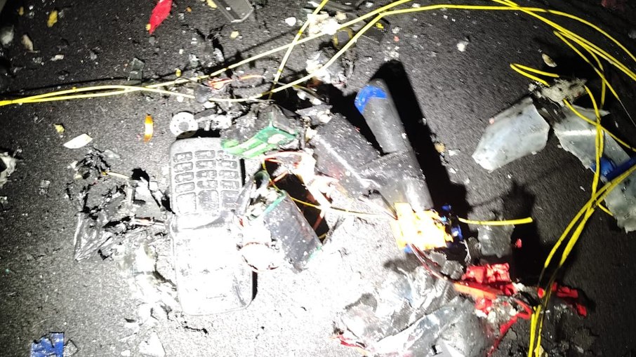 Quatro cargas explosivas de alta potência com seus fusíveis de segurança e um dispositivo eletrônico de acionamento foram apreendidos pela polícia