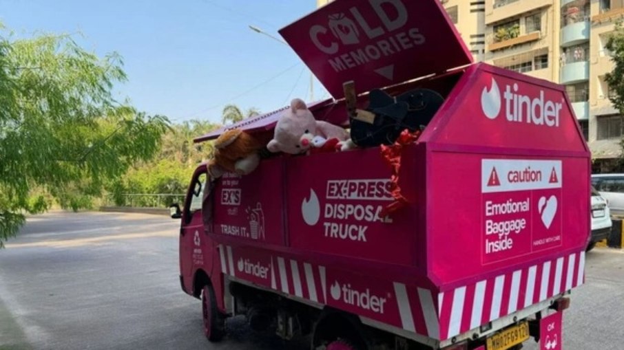 Tinder lança caminhão de lixo para descartar presentes de ex-namorados