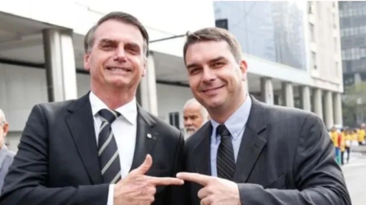 Brasil%20flerta%20com%20Bolsonaro%20solto%2C%20volta%20das%20bets%20e%20escala%207x0