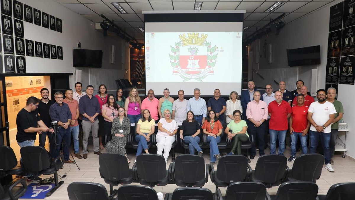 Novos conselheiros possam para foto ao lados de autoridades municipais após tomarem posse Novos conselheiros possam para foto ao lados de autoridades municipais após tomarem posse