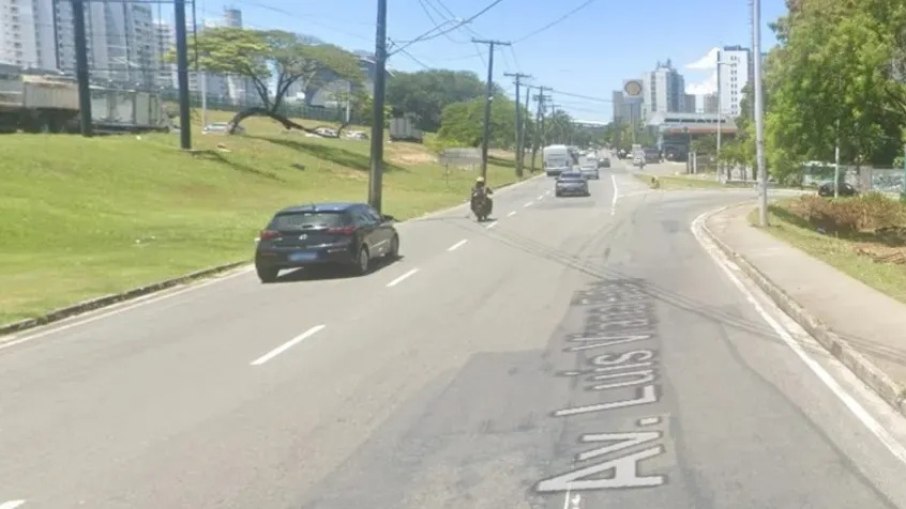 Homem morre em tiroteio na Avenida Paralela; mulher é baleada Homem morre em tiroteio na Avenida Paralela; mulher é baleada