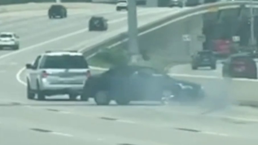 Carro é rebocado com corrente e fica desgovernado na pista Carro é rebocado com corrente e fica desgovernado na pista