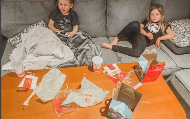 Caitlin disse que, quando está cansada, deixa que os filhos vejam TV e comam McDonalds