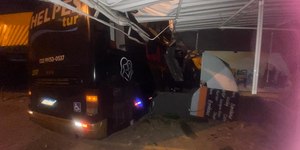 VÍDEO: Ônibus invade mercado e deixa 14 feridos em MG