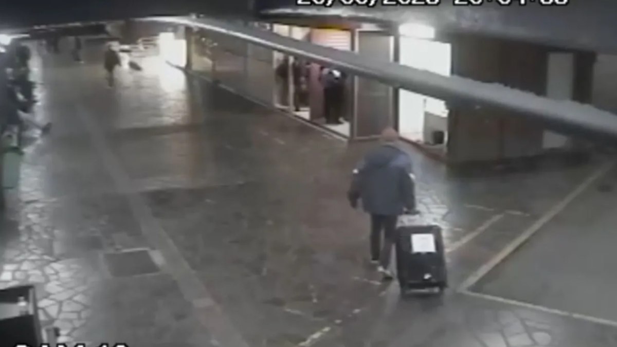 Suspeito carregando mala onde estava o tronco da vítima Suspeito carregando mala onde estava o tronco da vítima