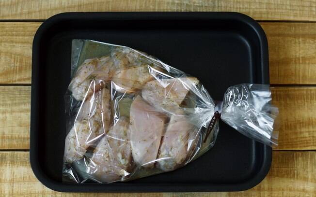 Os sacos plásticos próprios para a marinada garantem que o tempero entre em contato com toda a superfície da carne