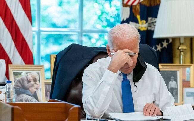 Vacinação obrigatória faz aprovação de Biden cair mais entre os negros Vacinação obrigatória faz aprovação de Biden cair mais entre os negros