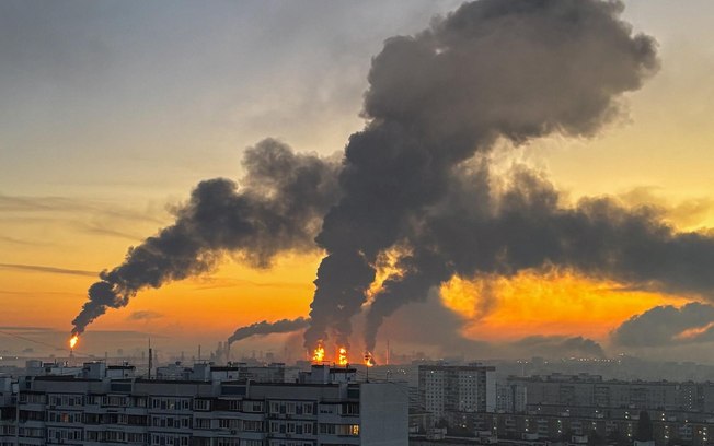 Colunas de fumaça sobem de refinaria em Moscou