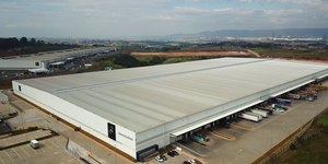 Mercedes-Benz comemora resultados de novo centro de distribuição