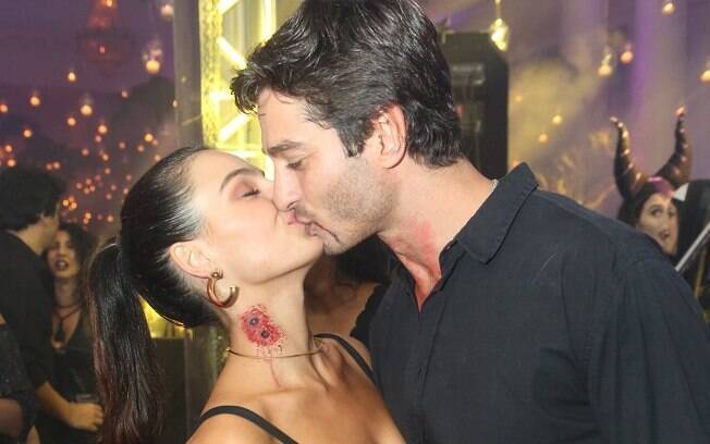 Isis Valverde foi acompanhada no namorado, André Resende, a festa e aproveitou para beijar muito