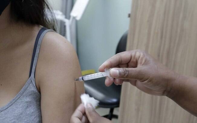 Cidades da RMC vacinam pessoas com mais de 18 anos a partir de terça-feira