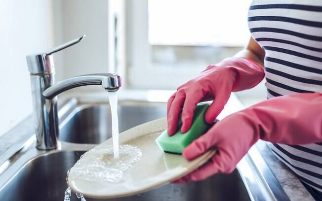 A esponja de cozinha está repleta de germes e bactérias – e, por isso, é fundamental higienizá-la e até mesmo trocá-la