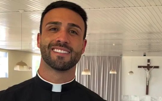 “Pequei”: padre viraliza pela beleza e igreja fecha comentários