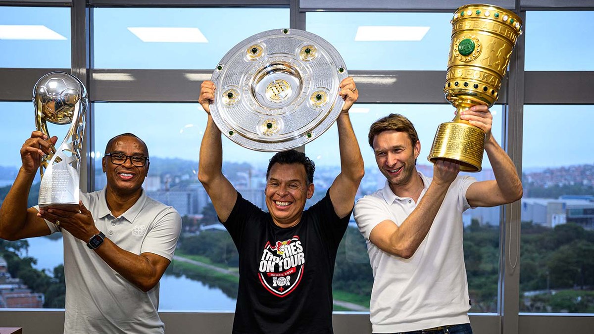 Ídolo do Bayer Leverkusen, Paulo Sérgio (à esquerda) apresenta troféus da equipe em São Paulo