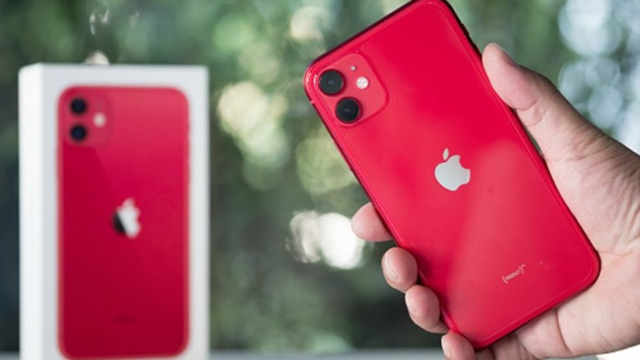 Veersão Product Red do iPhone 11 com tela de 6,1 polegadas e câmera de 12MP