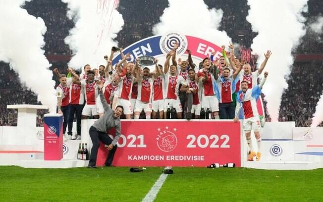 Ajax goleia Heerenveen e é campeão holandês pela 36ª vez na história